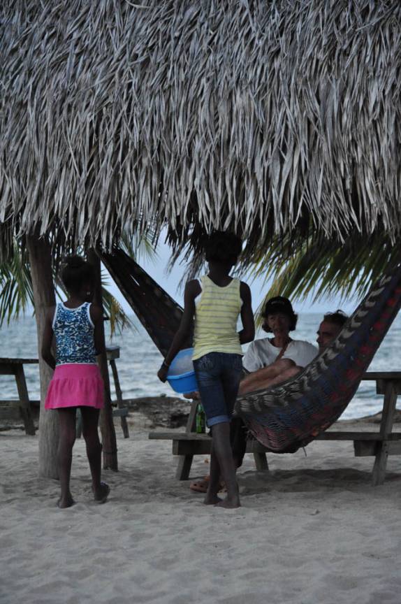 Meninas garifunas vendem artesanato para turistas em Hopkins, no litoral sul de Belize